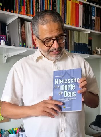 Autor com seu livro publicado pela Pluralidades