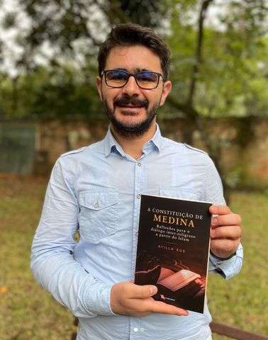 Autor com seu livro publicado pela Pluralidades