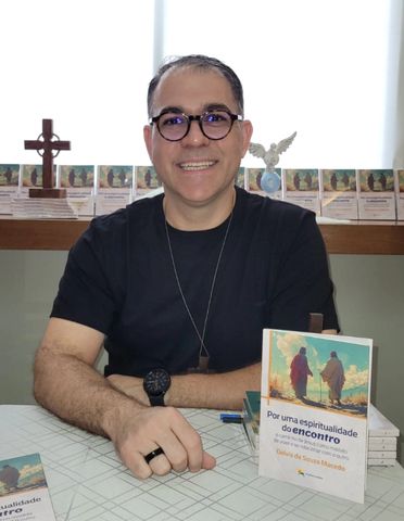 Autor em sessão de autógrafos