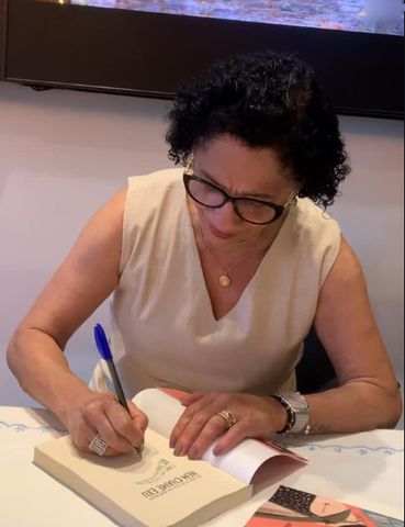 Autora em sessão de autógrafos