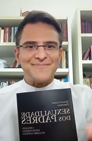 Autor com seu livro publicado pela Pluralidades