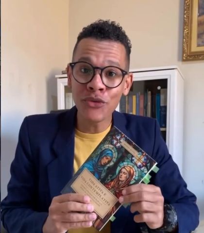 Autor com seu livro publicado pela Pluralidades