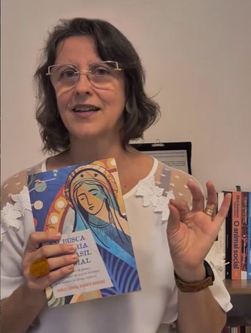 Autora com seu livro publicado pela Pluralidades